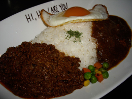 キーマとビーフのハーフ＆ハーフ　目玉焼きのせ